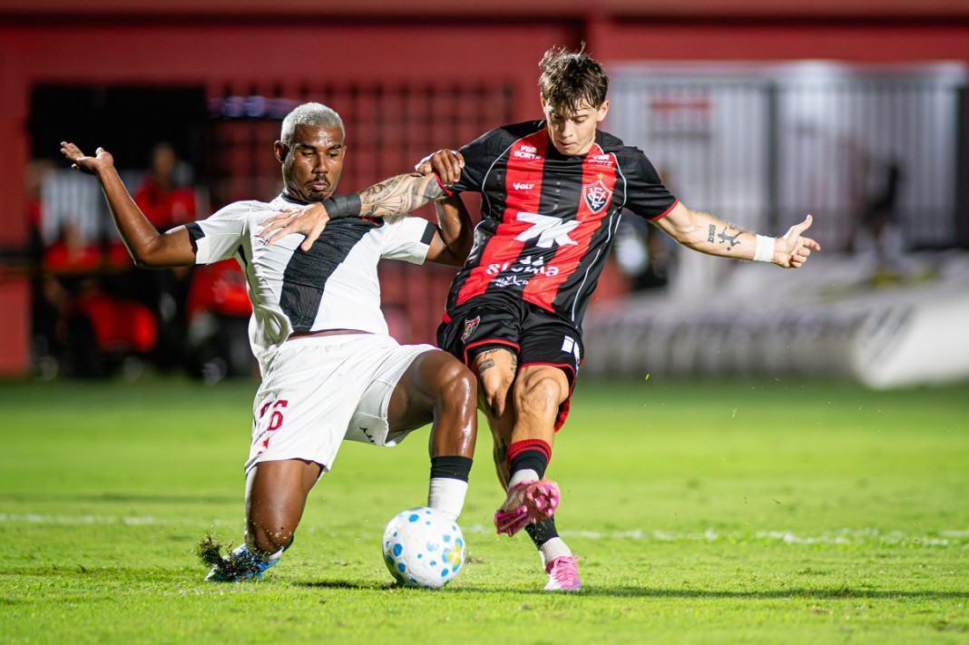 Vasco tenta deixar pressão do Brasileirão de lado em decisão contra o Vitória