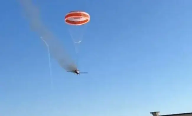 Avião pega fogo no ar, cai em área de mata e deixa piloto ferido em MG