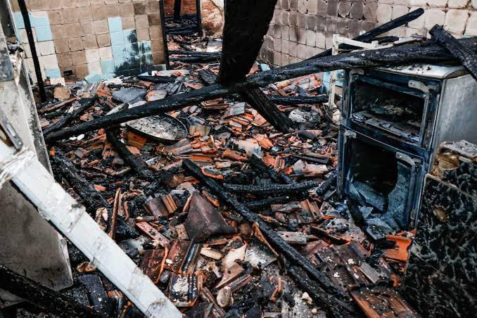 Homem sai para trabalhar e volta para casa destruída por incêndio em Ji-Paraná