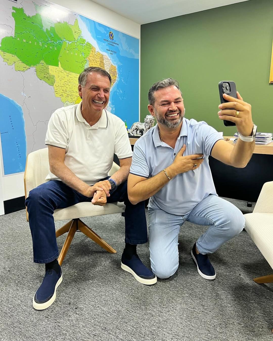 Bruno Bolsonaro Scheid ao lado do ex-presidente Jair Bolsonaro (Foto: Divulgação/Assessoria)