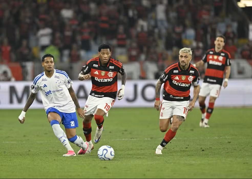 Arrascaeta e Plata em Flamengo x Cruzeiro - Libertadores 2026 — Foto: André Durão