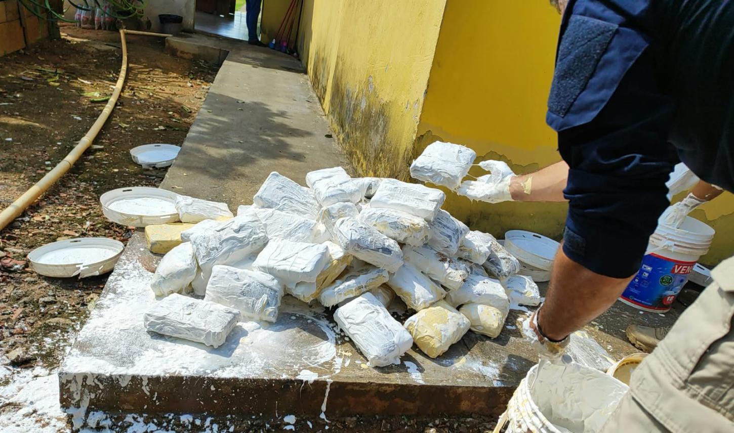 Cerca de 160 kg de skunk são encontrados escondidos em baldes de massa corrida