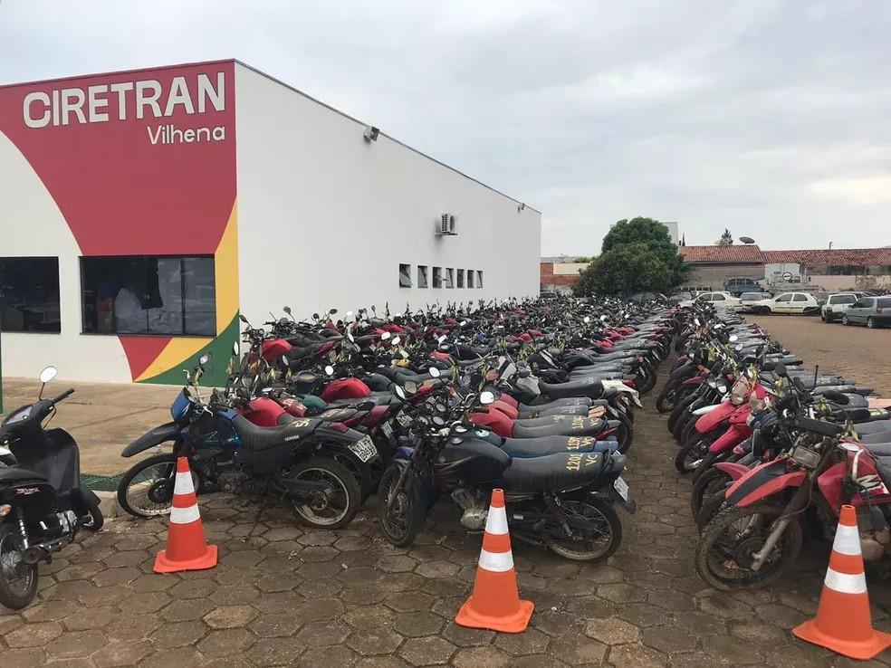 Homens invadem pátio do Detran para tentar retirar moto apreendida