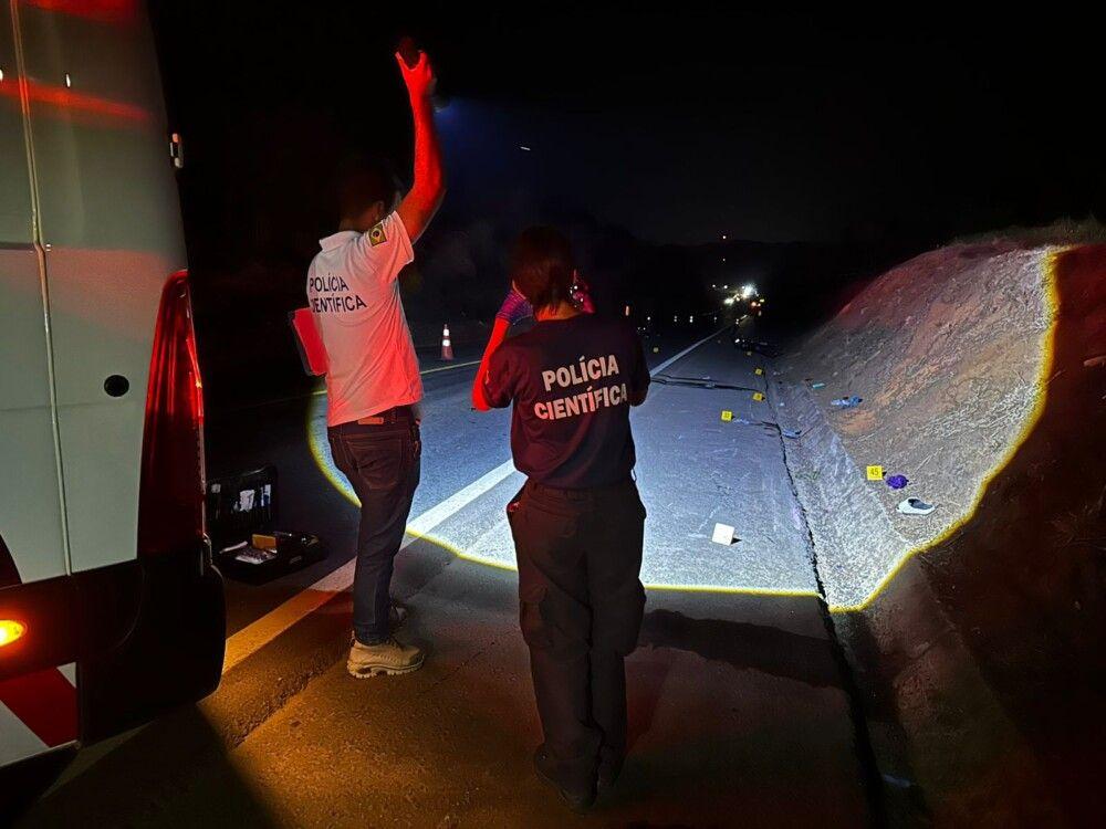 Motociclista cai na BR-364 e acaba atropelado por carreta durante acidente