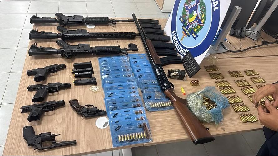 Motorista abandona caminhão durante abordagem e PM encontra arsenal escondido