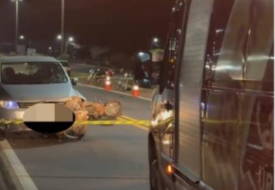 Mulher morre em acidente entre carro e moto na BR-364 durante a madrugada