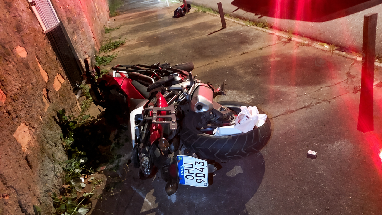 Motocicleta que era conduzida por João Pedro de Oliveira de Souza, de 21 anos (Foto: Reprodução)