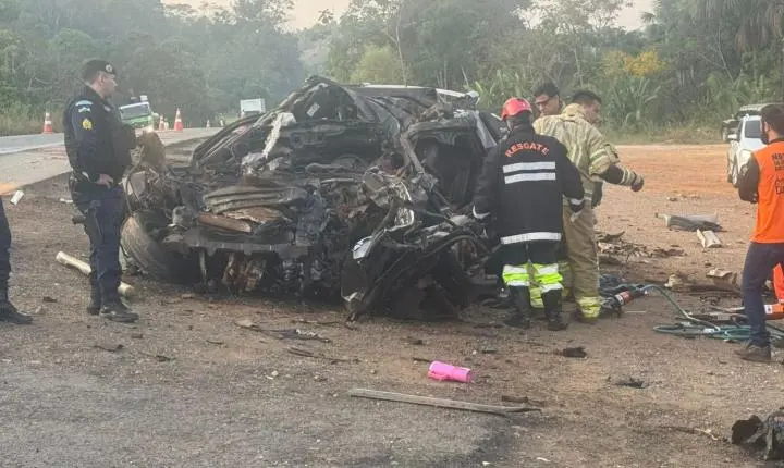 Acidente entre carreta e Fiat Toro deixa cinco mortos na BR-364, em Ouro Preto