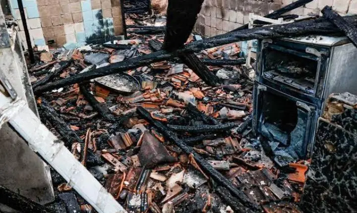 Homem sai para trabalhar e volta para casa destruída por incêndio em Ji-Paraná