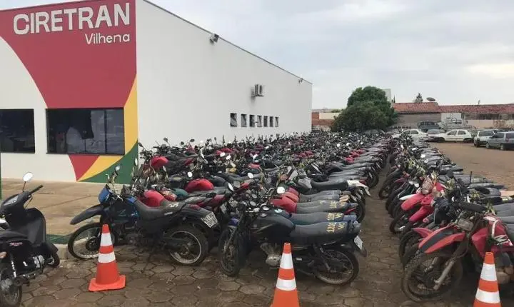 Homens invadem pátio do Detran para tentar retirar moto apreendida