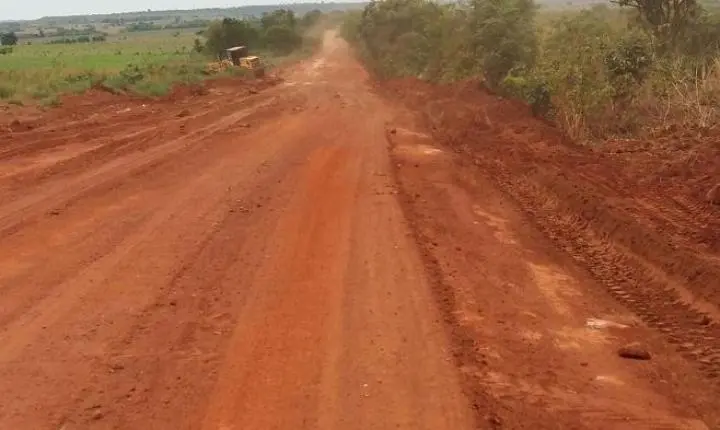 Moradores bloqueiam RO-133 e cobram asfaltamento de trecho de 50 km em Rondônia