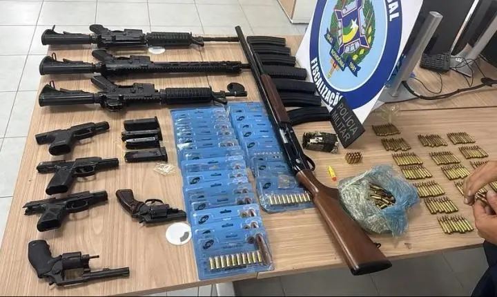 Motorista abandona caminhão durante abordagem e PM encontra arsenal escondido